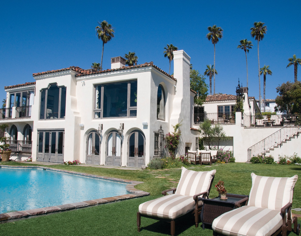 Großer Mediterraner Pool hinter dem Haus in individueller Form mit Natursteinplatten in San Diego