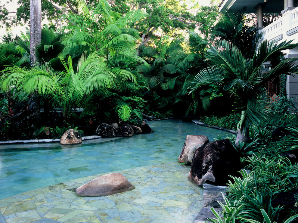 Cette photo montre une piscine naturelle exotique sur mesure.