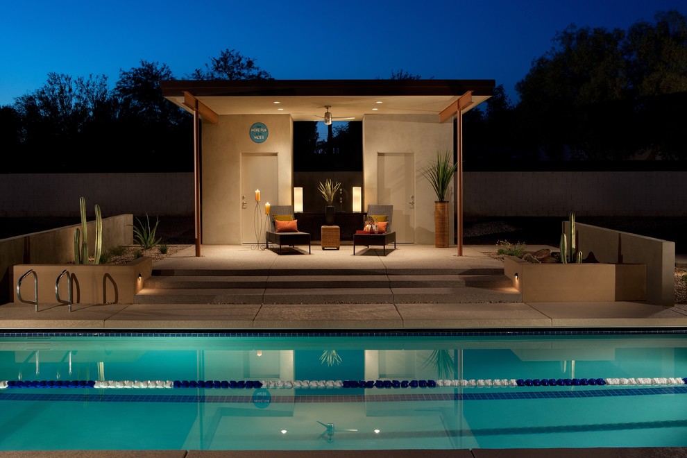 Стильный дизайн: прямоугольный бассейн в современном стиле с домиком у бассейна - последний тренд