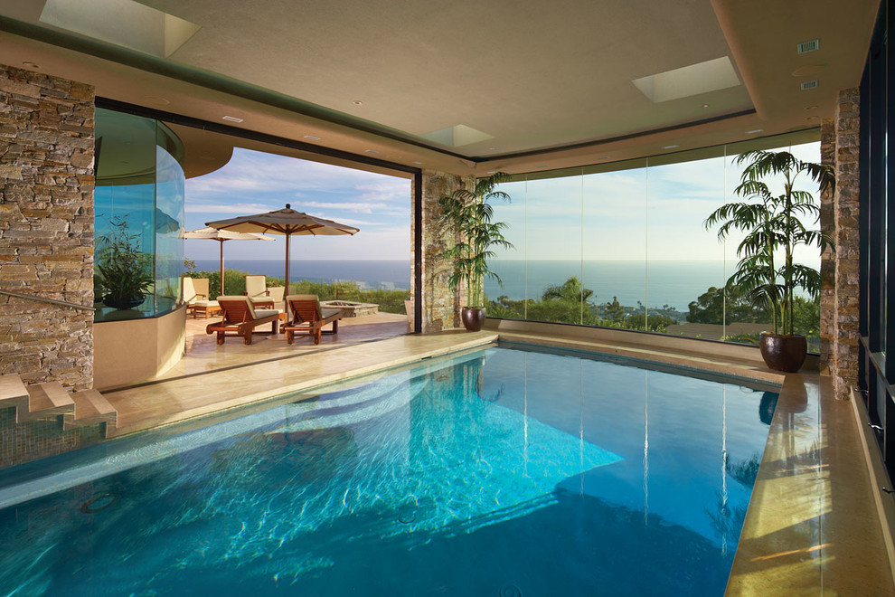 Foto di una piscina coperta contemporanea rettangolare di medie dimensioni