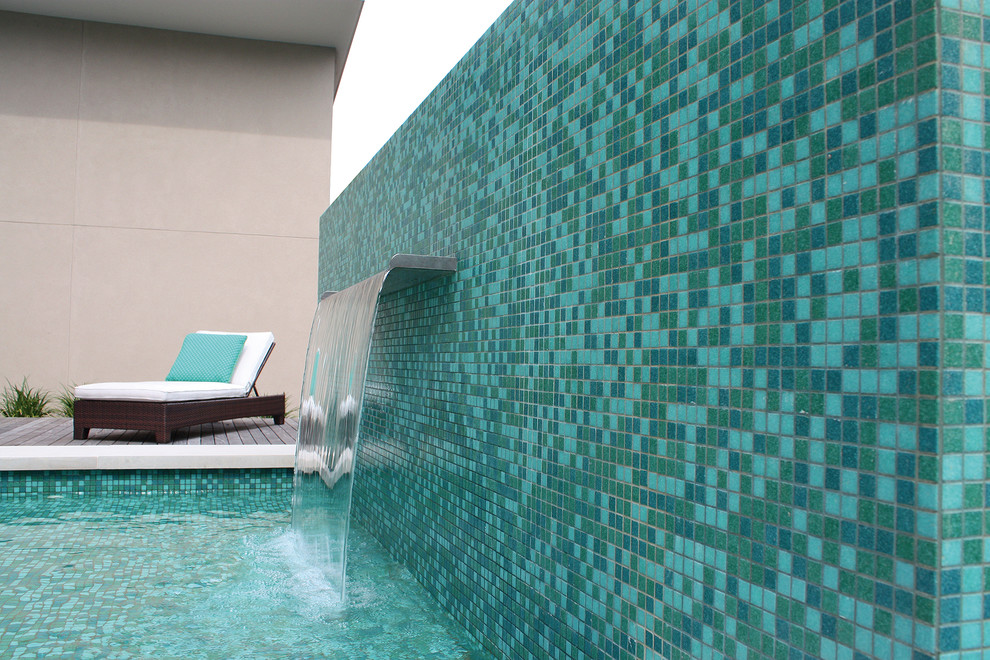 Großer Moderner Pool hinter dem Haus in individueller Form mit Wasserspiel und Dielen in Dallas