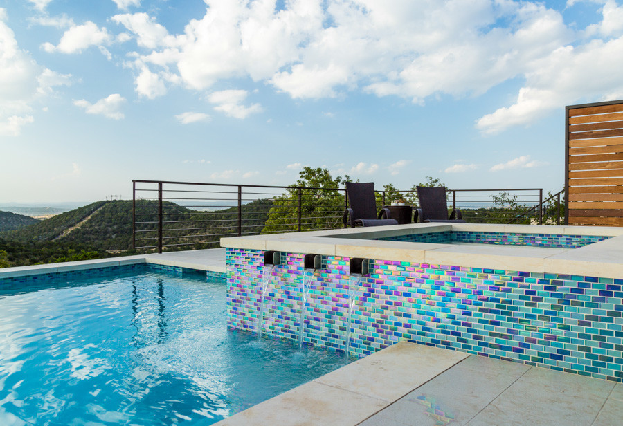 Imagen de piscinas y jacuzzis alargados actuales de tamaño medio rectangulares en patio trasero con suelo de baldosas