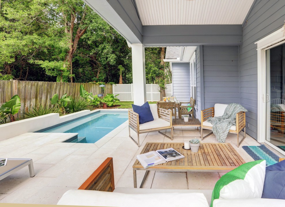 Immagine di una piccola piscina contemporanea personalizzata dietro casa con pavimentazioni in cemento