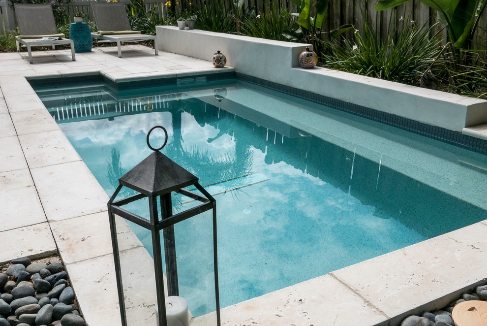 Foto di una piccola piscina minimal personalizzata dietro casa con pavimentazioni in cemento