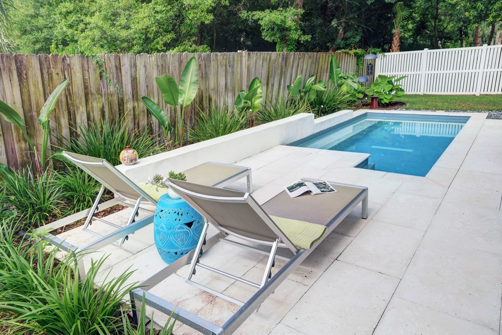 Imagen de piscina contemporánea pequeña a medida en patio trasero con adoquines de hormigón