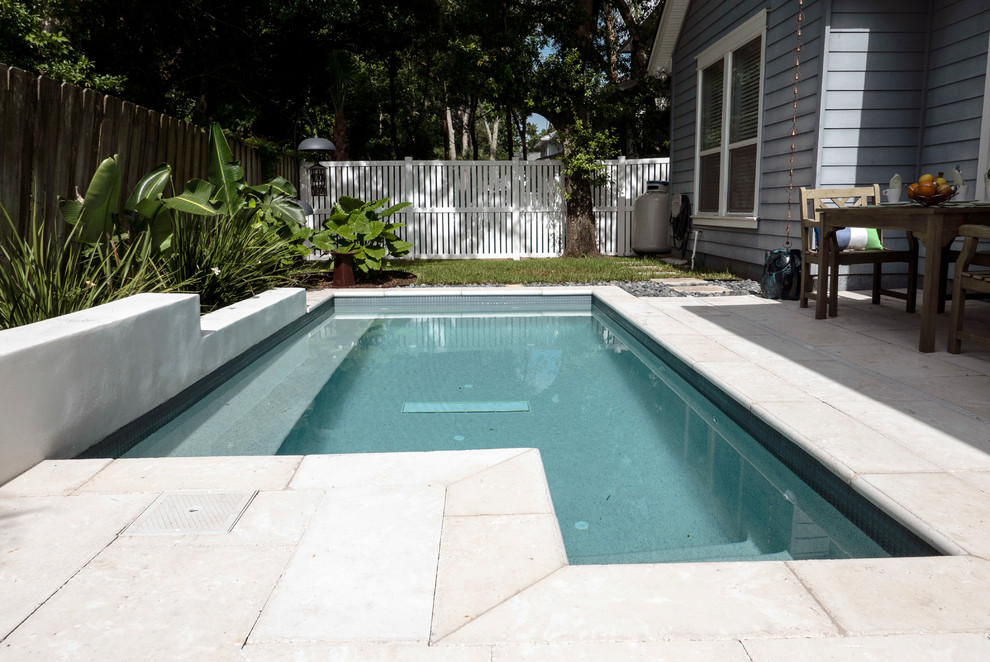 На фото: маленький бассейн произвольной формы на заднем дворе в современном стиле с мощением тротуарной плиткой для на участке и в саду с