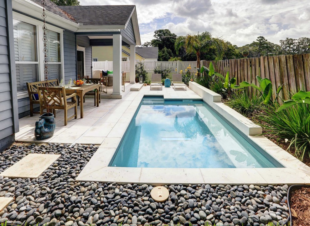 На фото: маленький бассейн произвольной формы на заднем дворе в современном стиле с мощением тротуарной плиткой для на участке и в саду