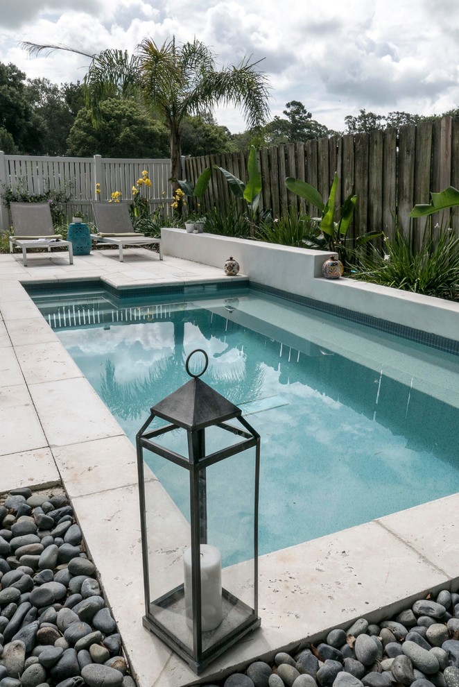 Ejemplo de piscina contemporánea pequeña a medida en patio trasero con adoquines de hormigón