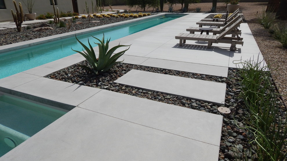 Großer Moderner Pool hinter dem Haus in individueller Form mit Betonplatten in Phoenix