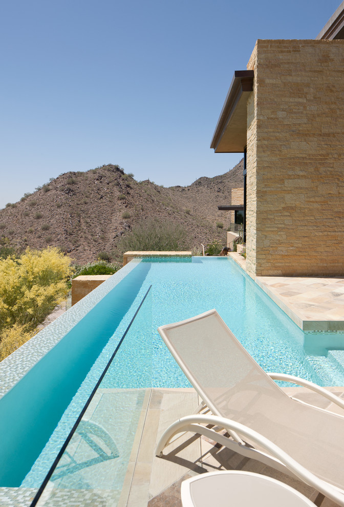 Ejemplo de piscina alargada contemporánea rectangular
