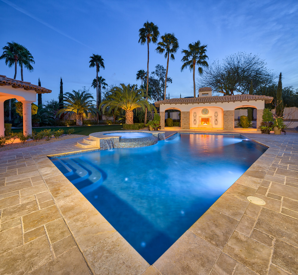Стильный дизайн: большой бассейн произвольной формы на заднем дворе в современном стиле с мощением тротуарной плиткой - последний тренд