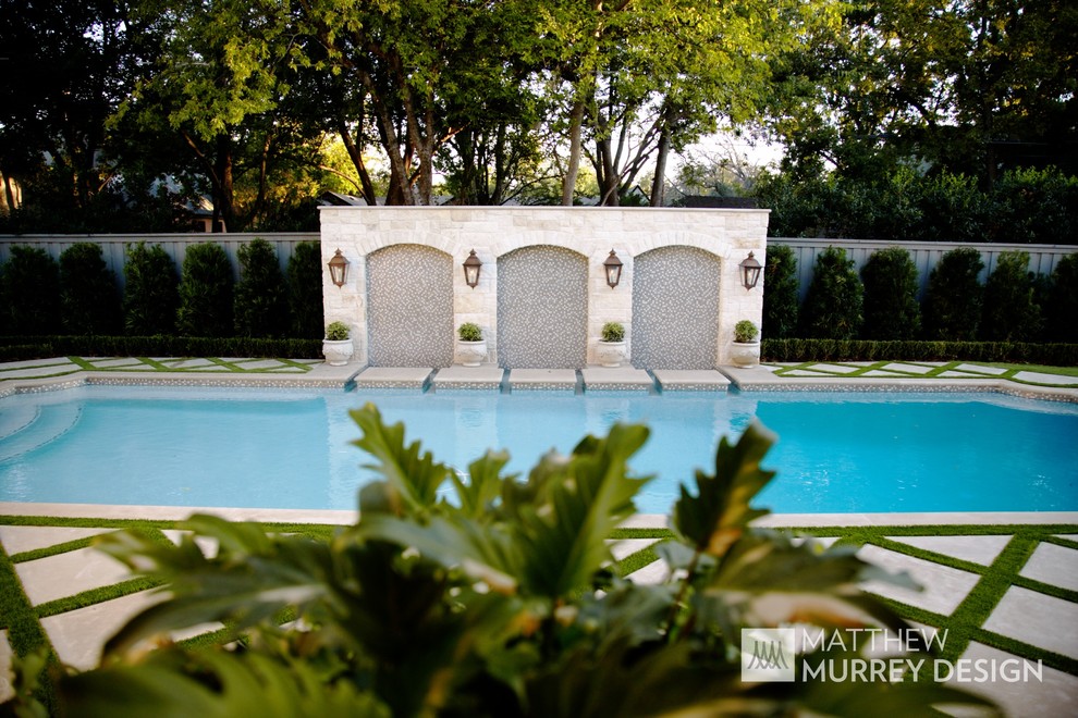 Источник вдохновения для домашнего уюта: прямоугольный бассейн среднего размера на заднем дворе в классическом стиле с фонтаном и мощением тротуарной плиткой