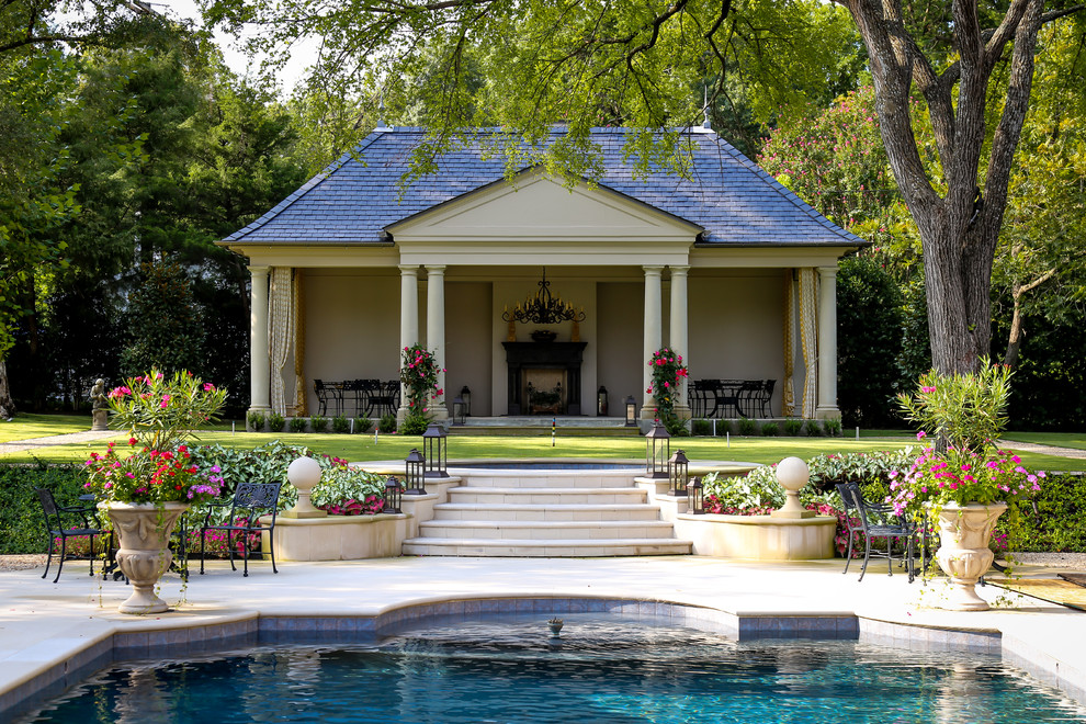 Foto di una piscina chic personalizzata con una dépendance a bordo piscina