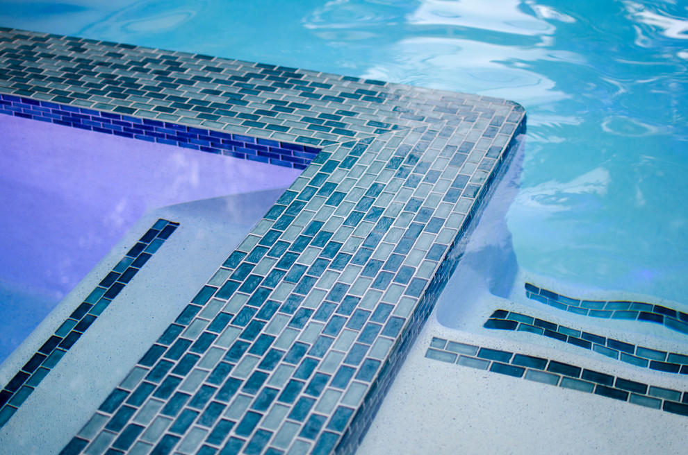Esempio di una piscina monocorsia chic rettangolare di medie dimensioni e dietro casa con fontane e pavimentazioni in pietra naturale