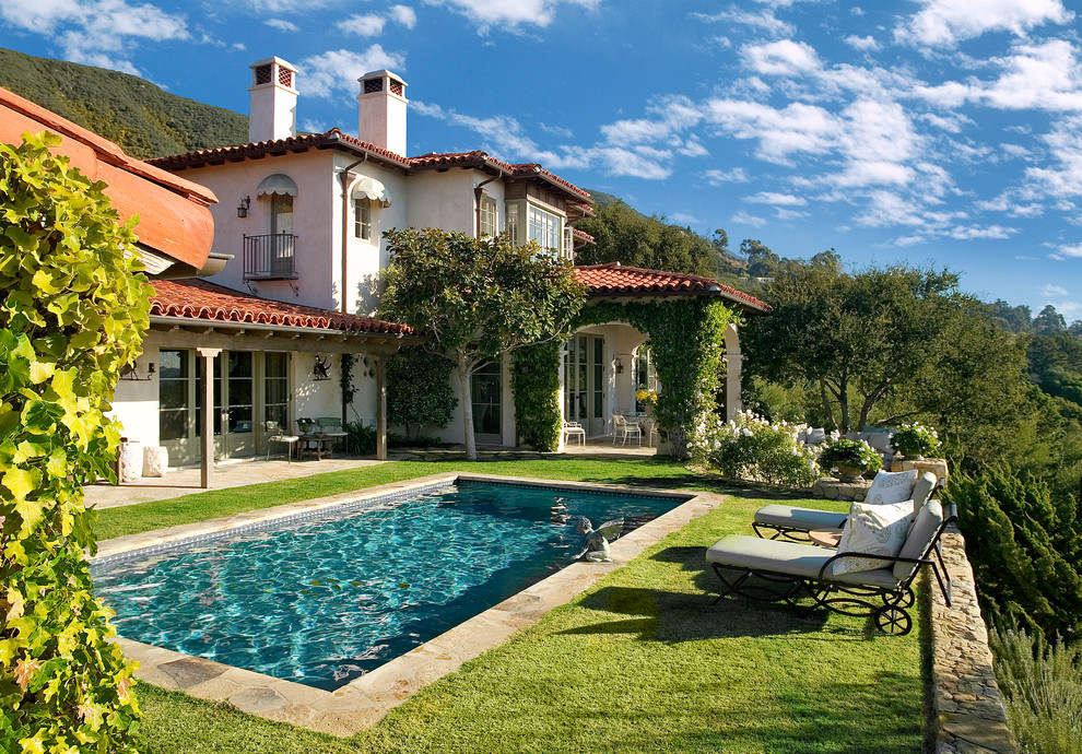 Mediterraner Pool hinter dem Haus in rechteckiger Form mit Stempelbeton in Santa Barbara