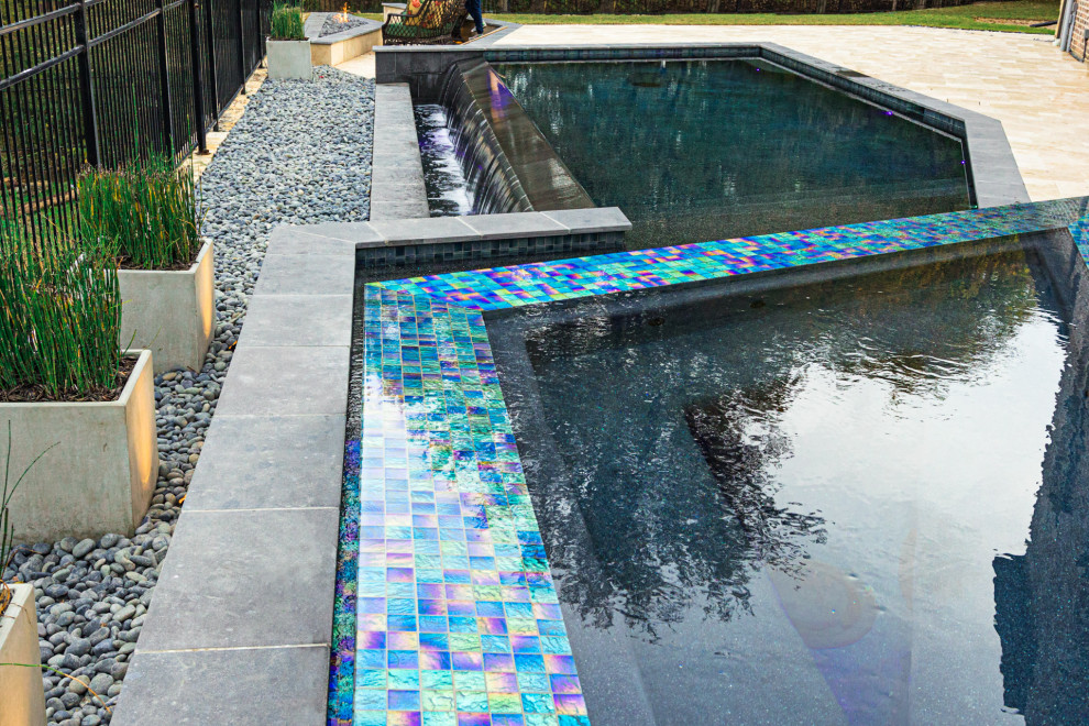 Kleiner Moderner Pool hinter dem Haus in individueller Form mit Natursteinplatten in Dallas