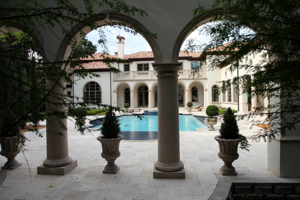 Imagen de piscina mediterránea grande rectangular en patio trasero con paisajismo de piscina y adoquines de piedra natural