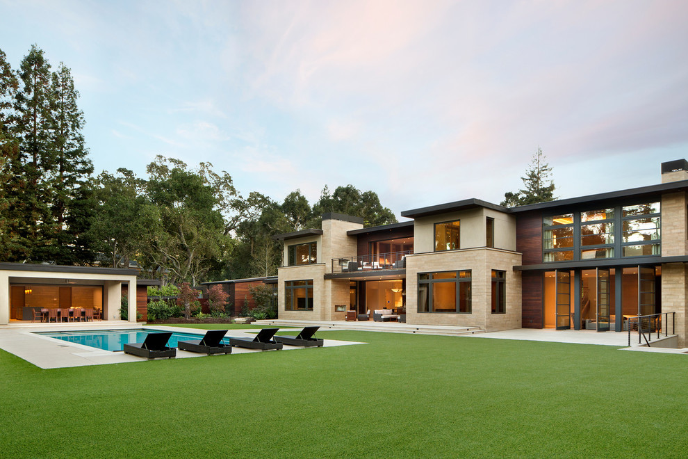 Ispirazione per una grande piscina monocorsia minimalista rettangolare dietro casa con una dépendance a bordo piscina e cemento stampato