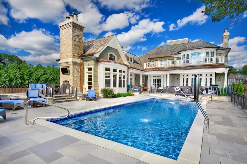 Immagine di una piscina monocorsia classica rettangolare di medie dimensioni e dietro casa con piastrelle