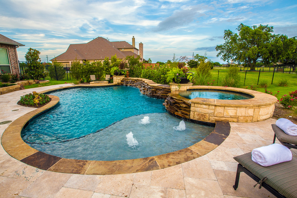 Immagine di una piscina naturale tradizionale personalizzata di medie dimensioni e dietro casa con pavimentazioni in pietra naturale e una vasca idromassaggio