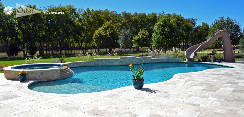 Imagen de piscina con tobogán natural minimalista grande a medida en patio trasero con entablado