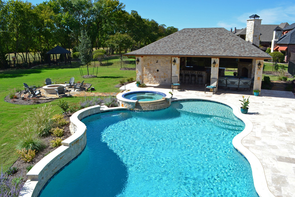Immagine di una piscina naturale minimalista personalizzata di medie dimensioni e dietro casa con un acquascivolo e pedane