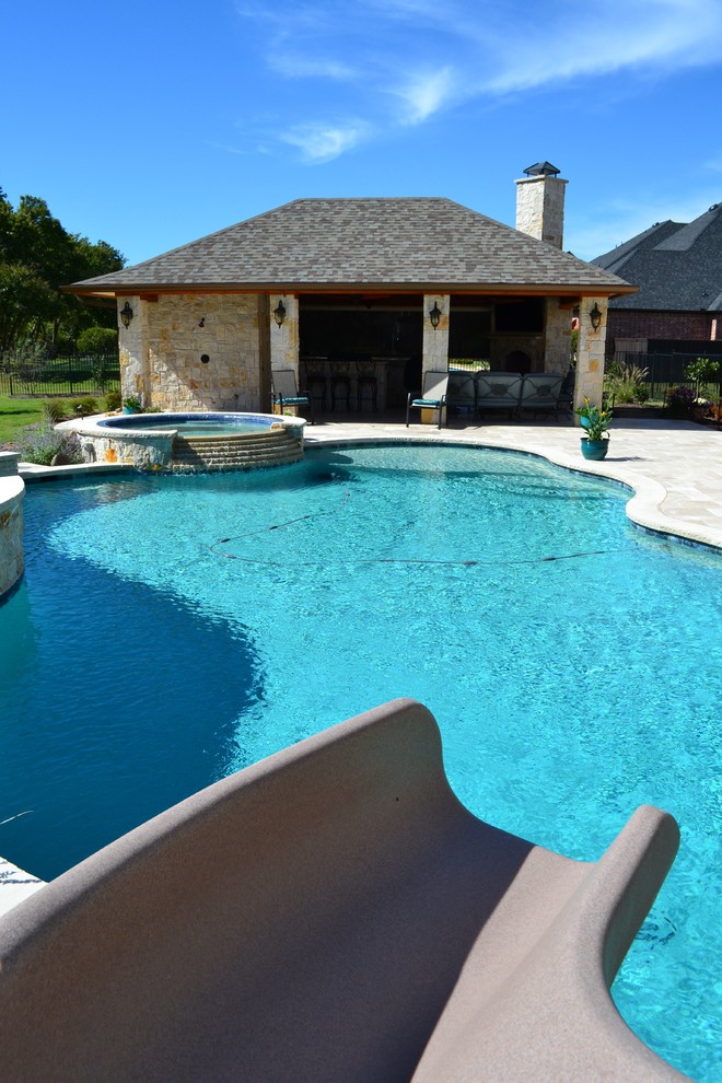 Exemple d'une piscine naturelle et arrière moderne de taille moyenne et sur mesure avec un toboggan et une terrasse en bois.