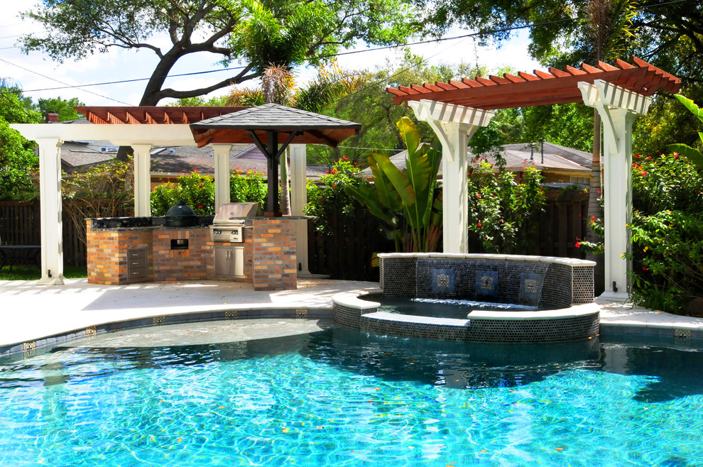 Diseño de piscinas y jacuzzis alargados de estilo americano de tamaño medio a medida en patio trasero