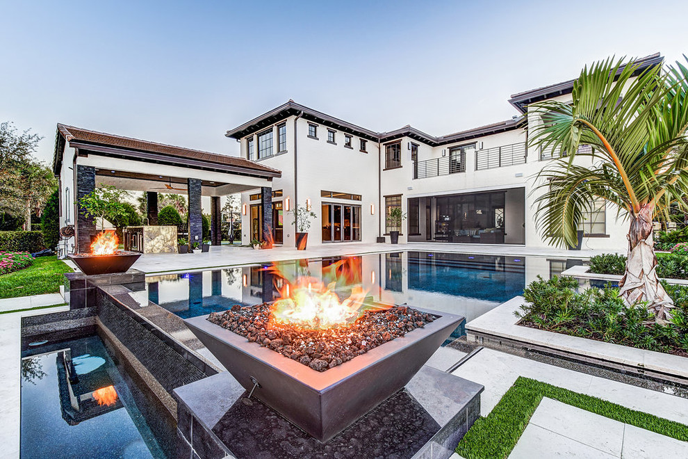 Moderner Infinity-Pool hinter dem Haus in rechteckiger Form in Miami