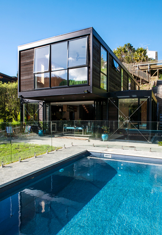 Foto di una piscina moderna rettangolare dietro casa