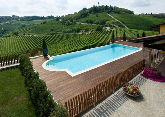 Mittelgroßer Landhaus Pool in rechteckiger Form mit Dielen in Turin