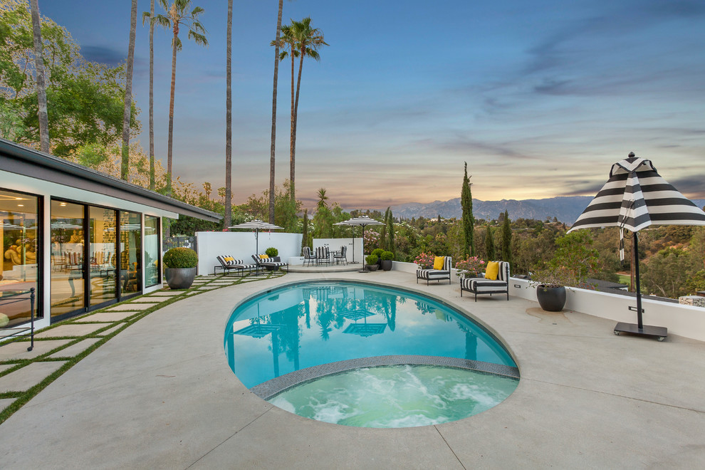 Mittelgroßer Moderner Pool in runder Form mit Betonplatten in Los Angeles