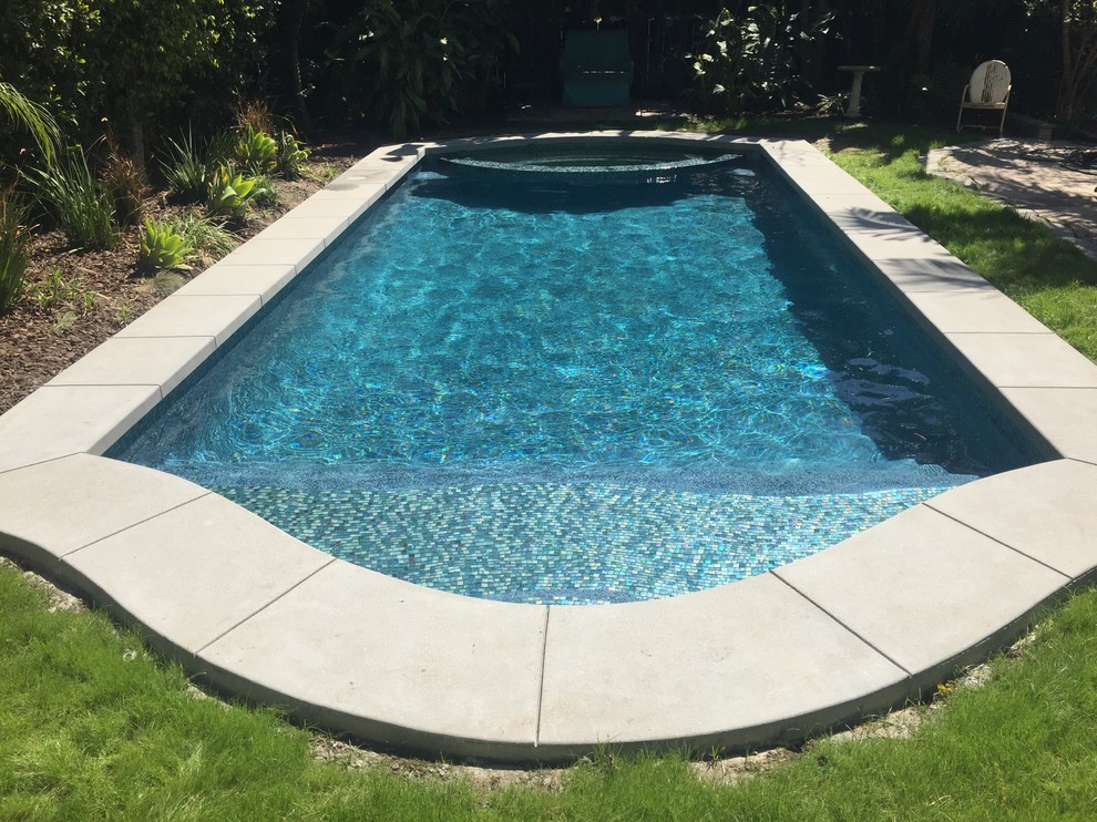 Idées déco pour une piscine naturelle et arrière contemporaine de taille moyenne et sur mesure avec un bain bouillonnant et des pavés en béton.