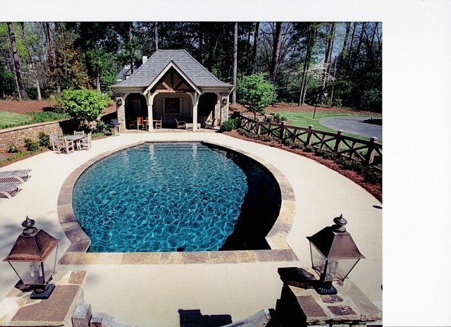 На фото: бассейн среднего размера, произвольной формы на заднем дворе в стиле рустика с фонтаном и покрытием из бетонных плит с