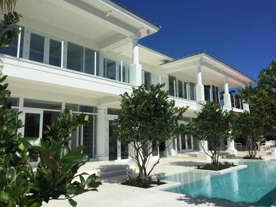 Mittelgroßes Modernes Sportbecken hinter dem Haus in individueller Form mit Betonboden in Miami
