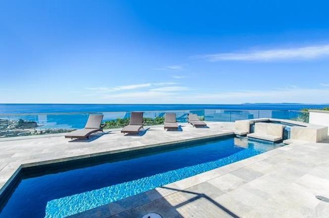 Imagen de casa de la piscina y piscina alargada moderna grande rectangular en azotea con adoquines de piedra natural