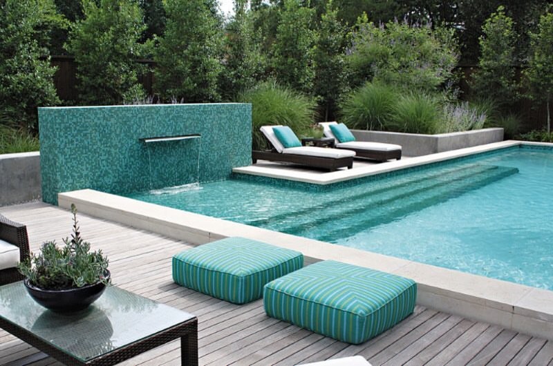 Idee per una grande piscina monocorsia design rettangolare dietro casa con pedane