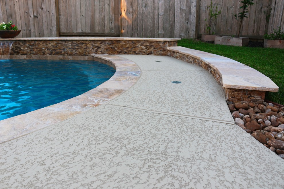 Esempio di una piscina naturale chic personalizzata di medie dimensioni e dietro casa con una vasca idromassaggio