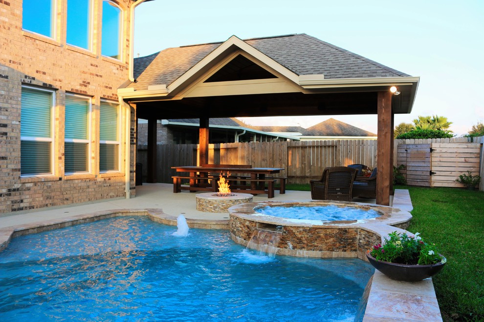 Ejemplo de piscina con fuente natural clásica de tamaño medio a medida en patio trasero
