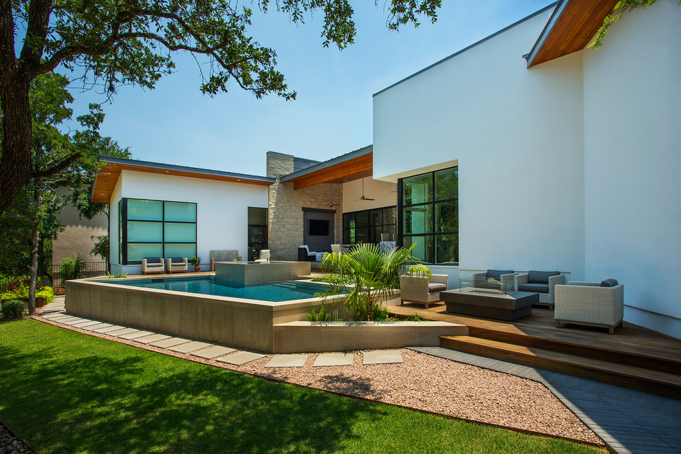 Ispirazione per una piscina fuori terra minimal personalizzata di medie dimensioni e dietro casa con pedane
