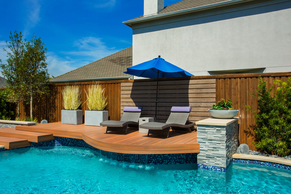 Imagen de piscina con fuente natural tradicional renovada de tamaño medio a medida en patio lateral con adoquines de hormigón