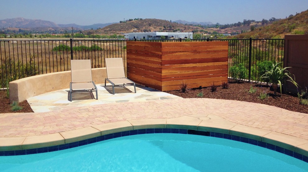 Großer Moderner Pool hinter dem Haus in individueller Form mit Pflastersteinen in San Diego