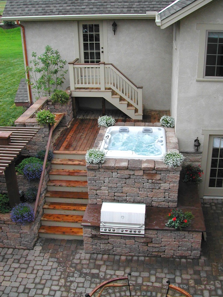 На фото: наземный, прямоугольный бассейн на внутреннем дворе в классическом стиле с джакузи и настилом