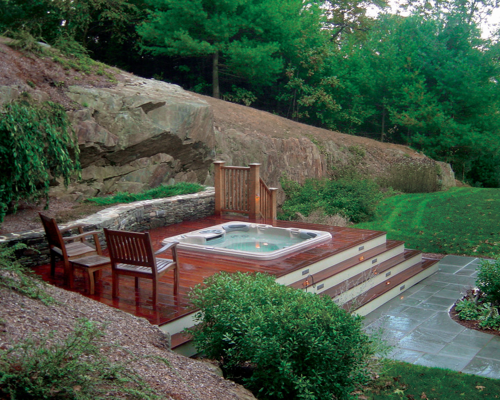 Ispirazione per una grande piscina fuori terra rustica rettangolare dietro casa con una vasca idromassaggio e pedane