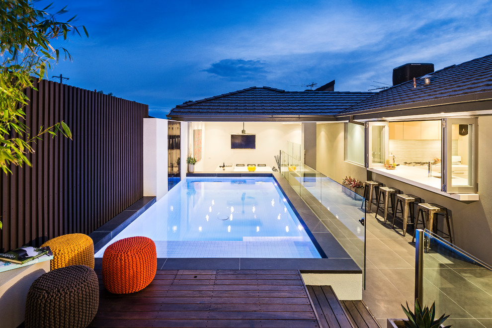 Mittelgroßer Moderner Pool hinter dem Haus in rechteckiger Form mit Dielen in Melbourne