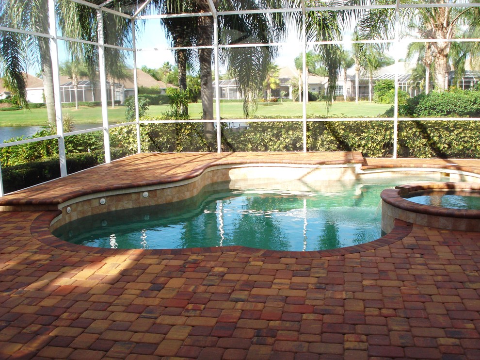 Стильный дизайн: большой бассейн произвольной формы на заднем дворе в морском стиле с джакузи и мощением клинкерной брусчаткой - последний тренд