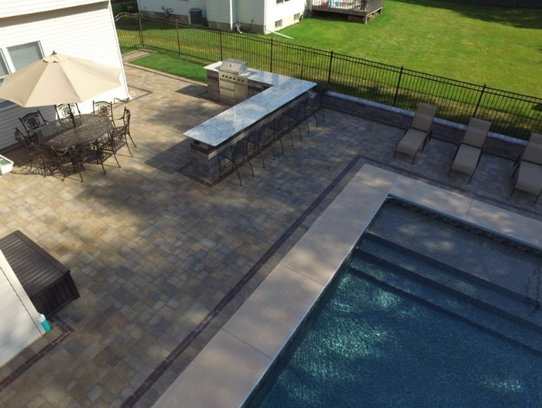 Ispirazione per una grande piscina chic rettangolare dietro casa con pavimentazioni in cemento