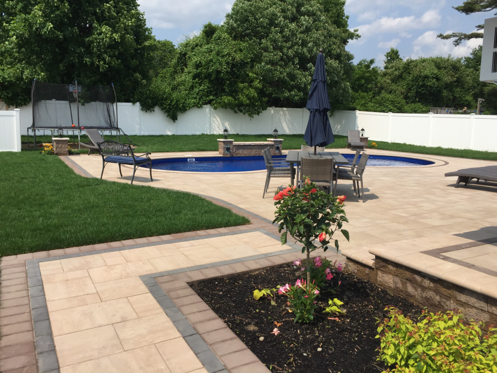 Idee per una grande piscina monocorsia minimalista personalizzata dietro casa con una dépendance a bordo piscina e pavimentazioni in cemento