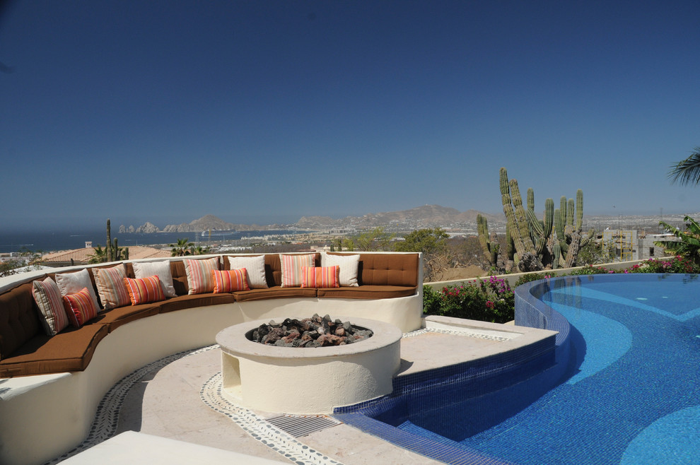 Immagine di una piscina a sfioro infinito mediterranea personalizzata