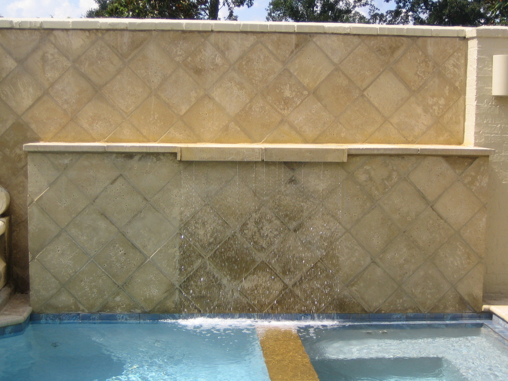 Стильный дизайн: бассейн среднего размера, произвольной формы на заднем дворе в стиле рустика с фонтаном и мощением тротуарной плиткой - последний тренд